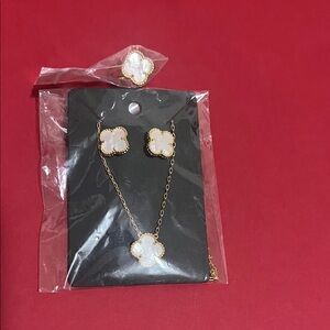 Elegant Gold and White Clover Jewelry Set